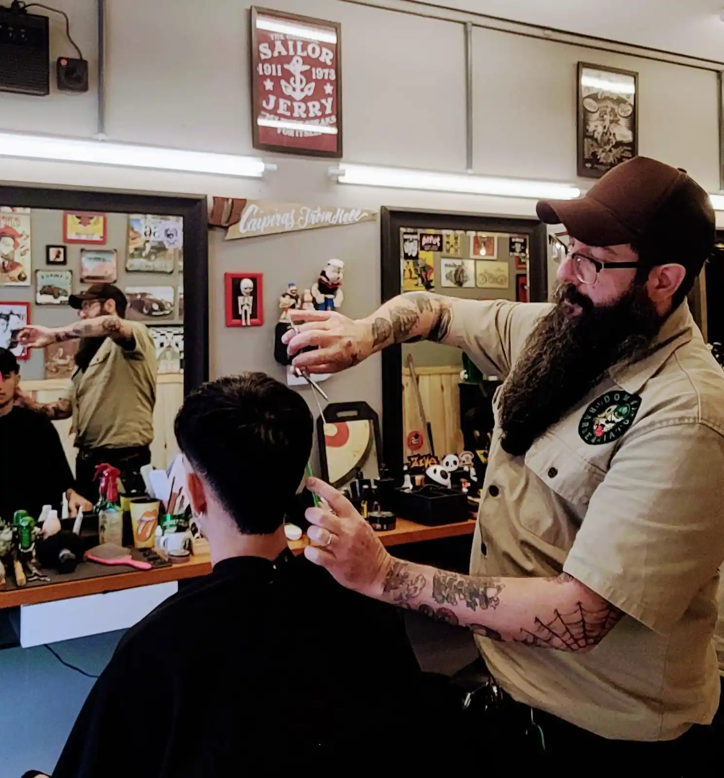 Corte masculino sendo finalizado na cadeira da barbearia.